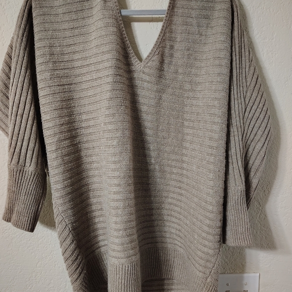 Tan color sweater with slightly open back size extra large New York & company - Picture 4 of 4